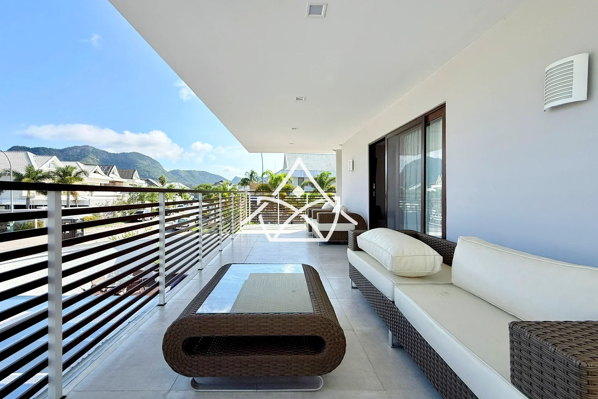 Casa com Terreno de Esquina no Riviera Del Sol