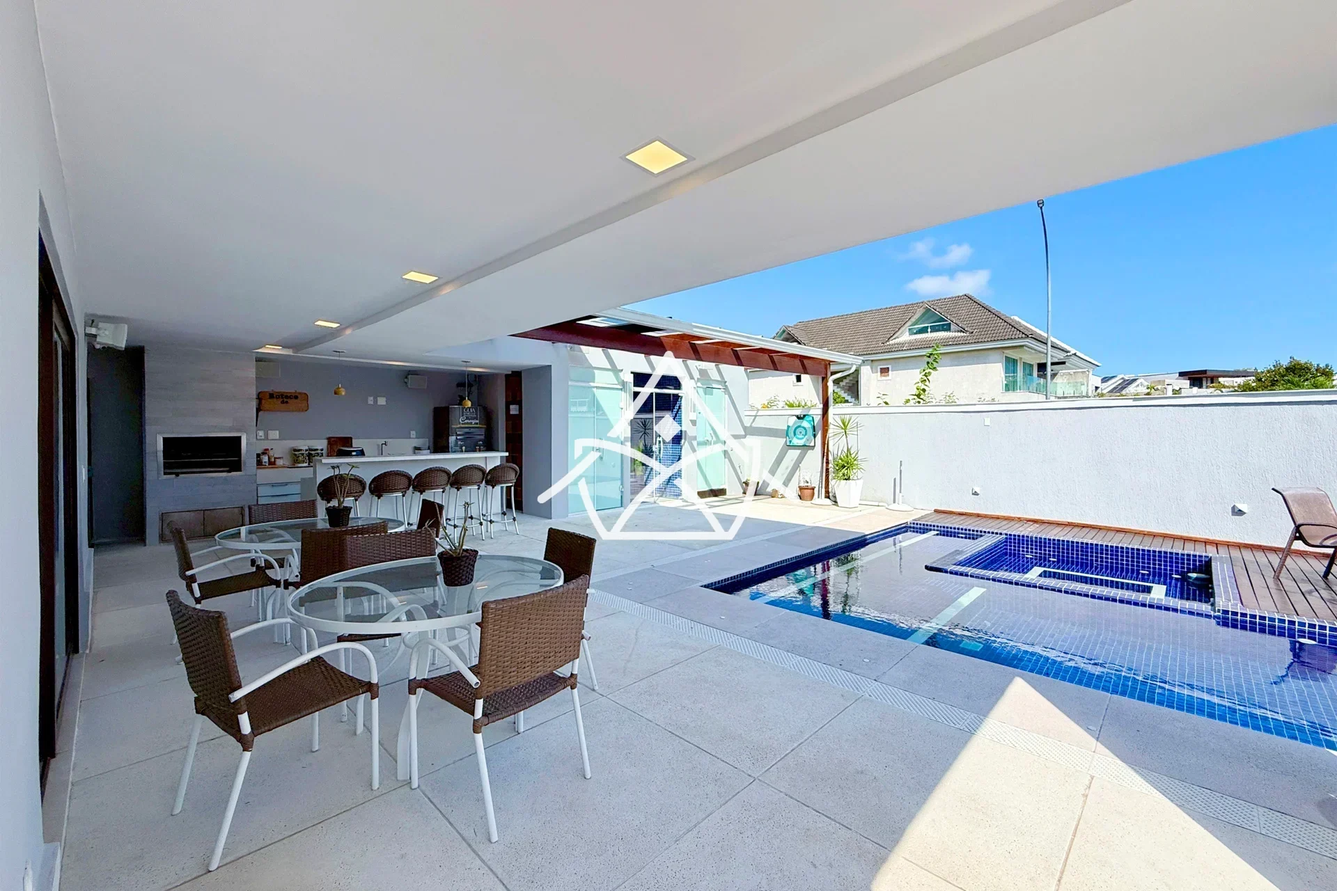 Casa com Terreno de Esquina no Riviera Del Sol