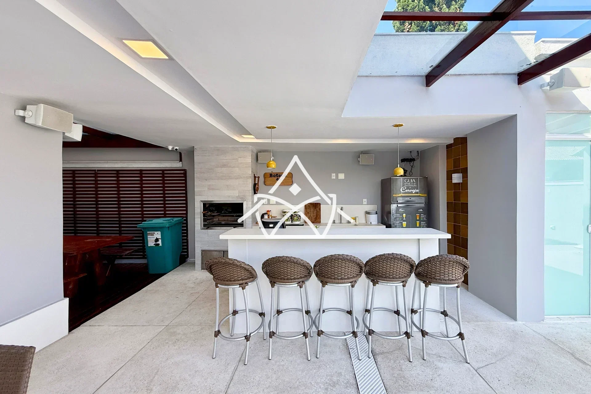 Casa com Terreno de Esquina no Riviera Del Sol