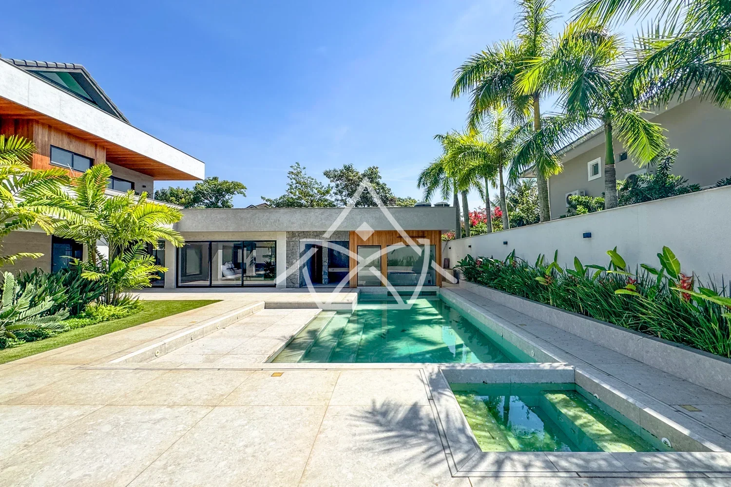 Casa com Suíte Térrea e Sótão na Barra da Tijuca