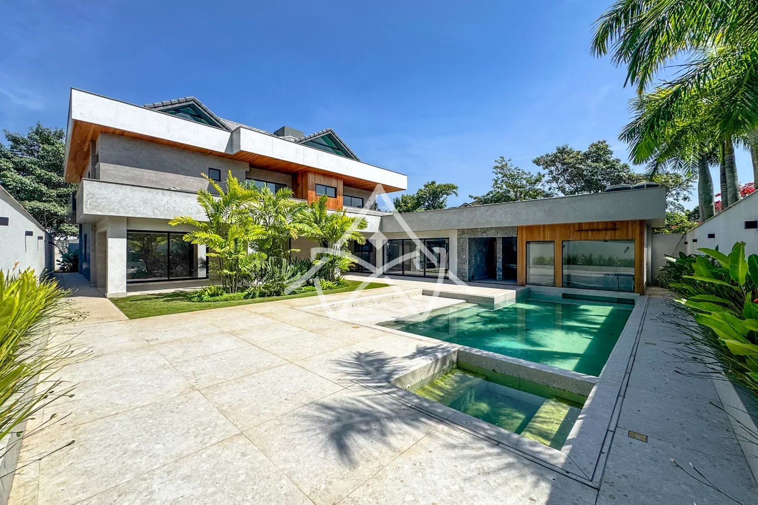 Casa com Suíte Térrea e Sótão na Barra da Tijuca