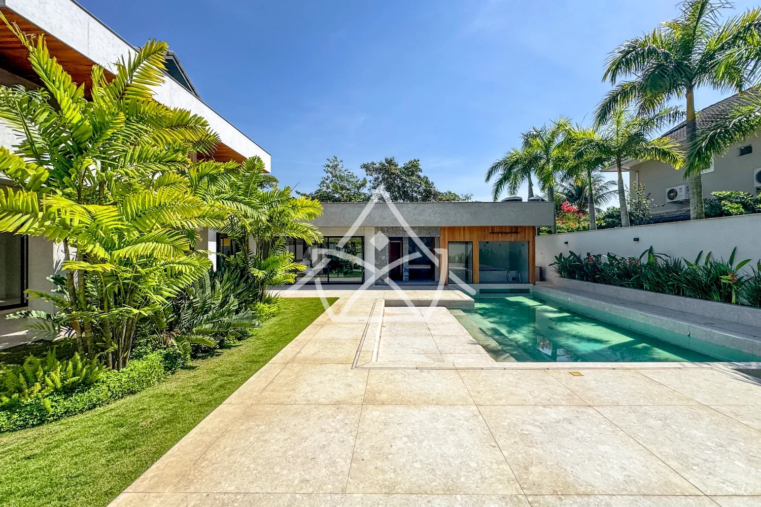 Casa com Suíte Térrea e Sótão na Barra da Tijuca