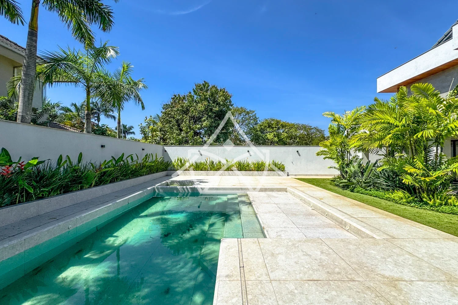 Casa com Suíte Térrea e Sótão na Barra da Tijuca