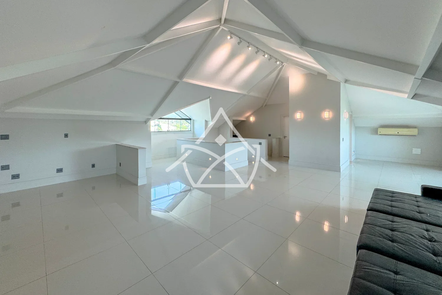Casa com Suíte Térrea e Sótão na Barra da Tijuca