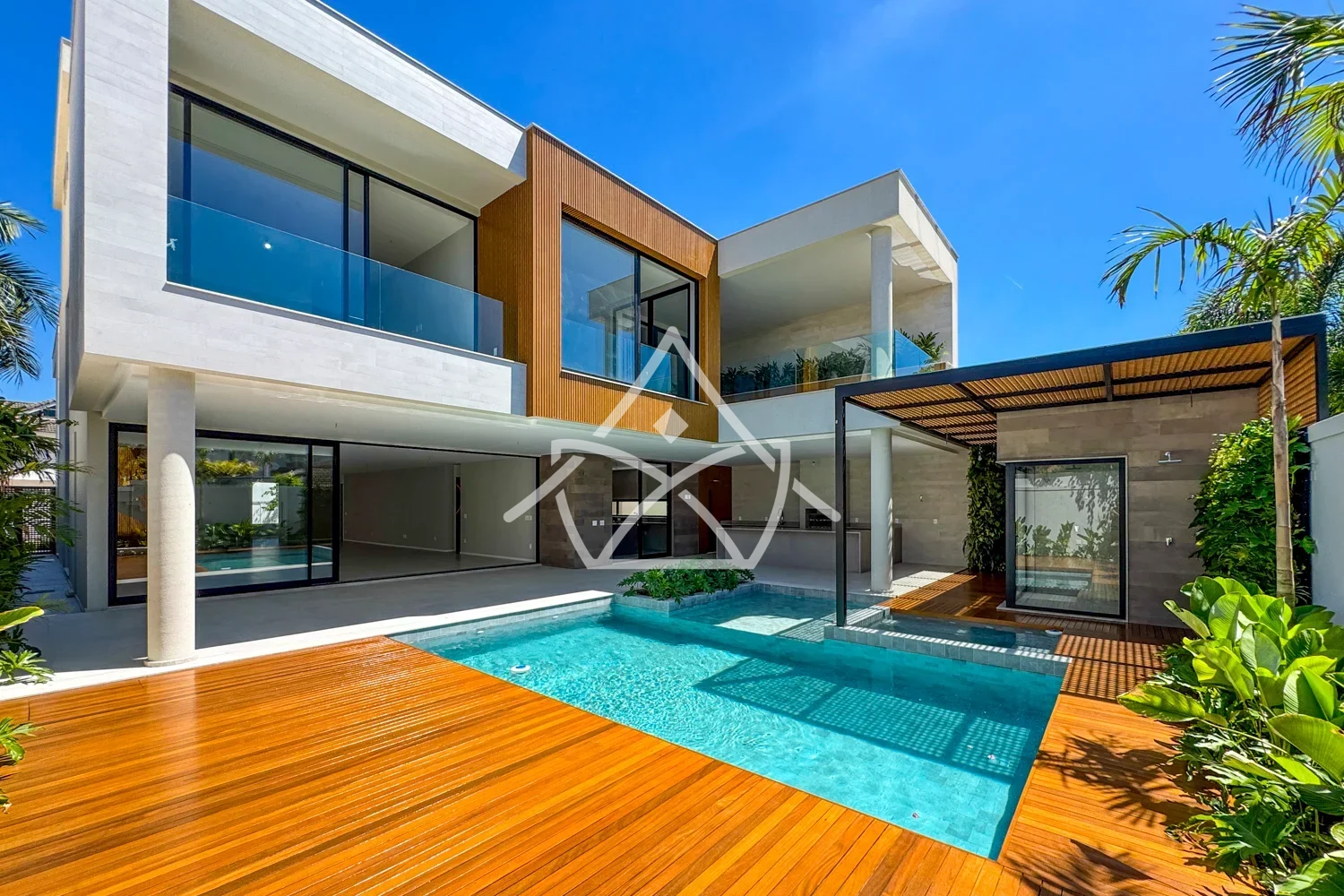 Casa com Elevador e 5 Suítes na Barra da Tijuca