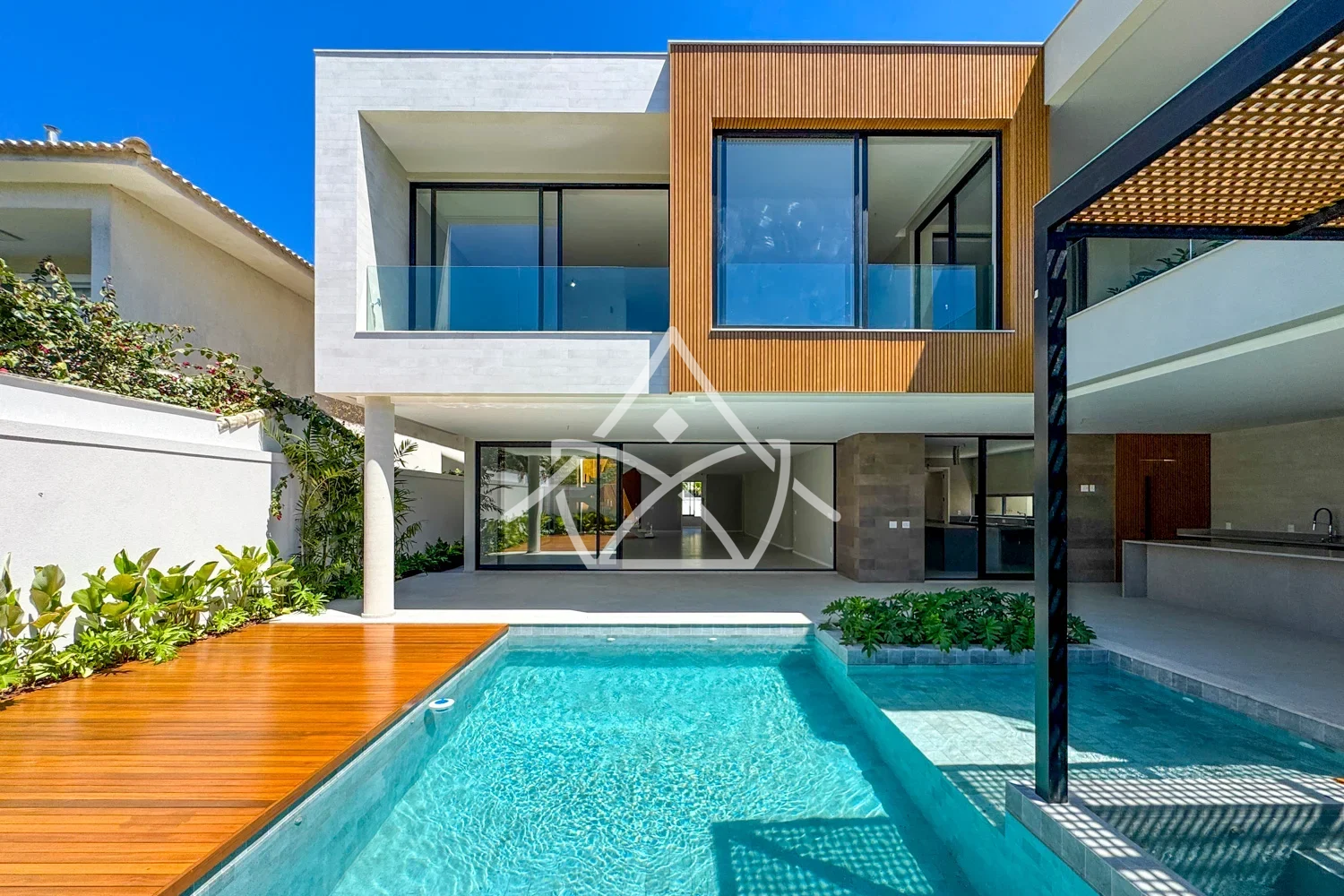 Casa com Elevador e 5 Suítes na Barra da Tijuca