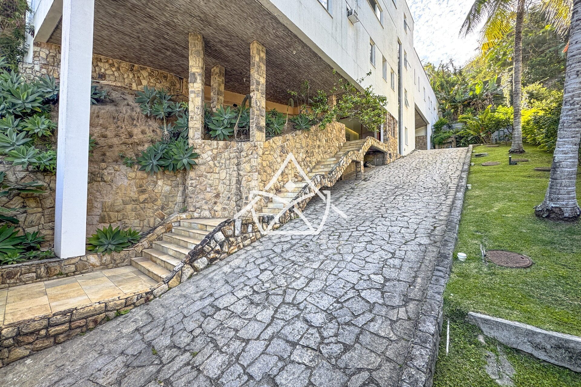 Casa à Venda no Joá com 4 Suítes, Piscina e Sauna