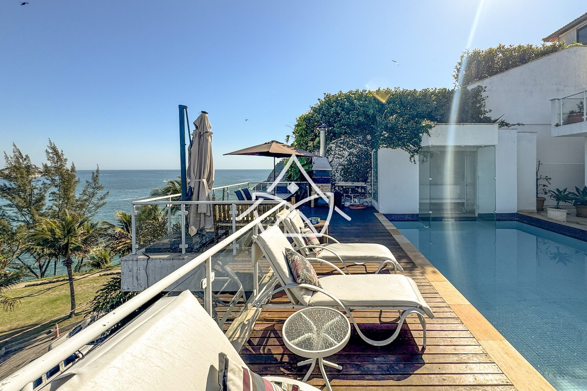 Casa à Venda no Joá com 4 Suítes, Piscina e Sauna