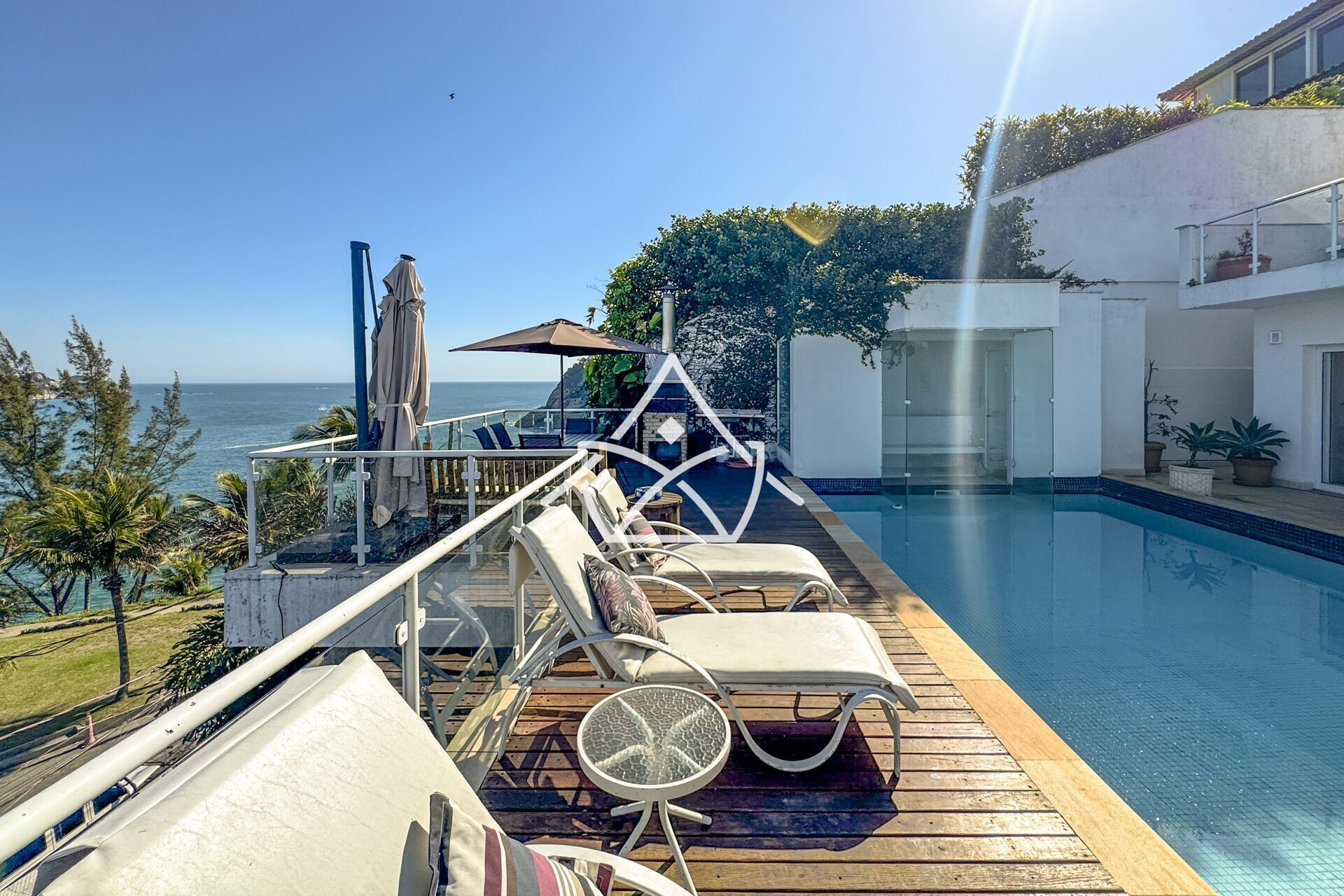 Casa à Venda no Joá com 4 Suítes, Piscina e Sauna