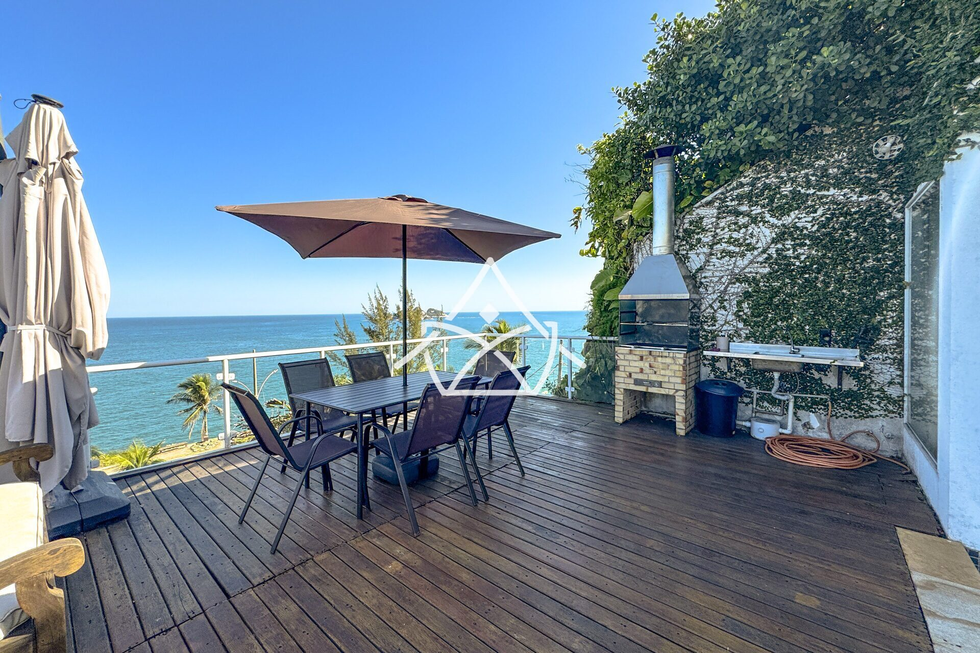 Casa à Venda no Joá com 4 Suítes, Piscina e Sauna