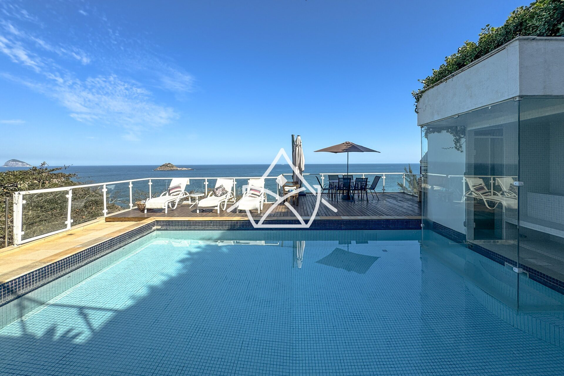 Casa à Venda no Joá com 4 Suítes, Piscina e Sauna