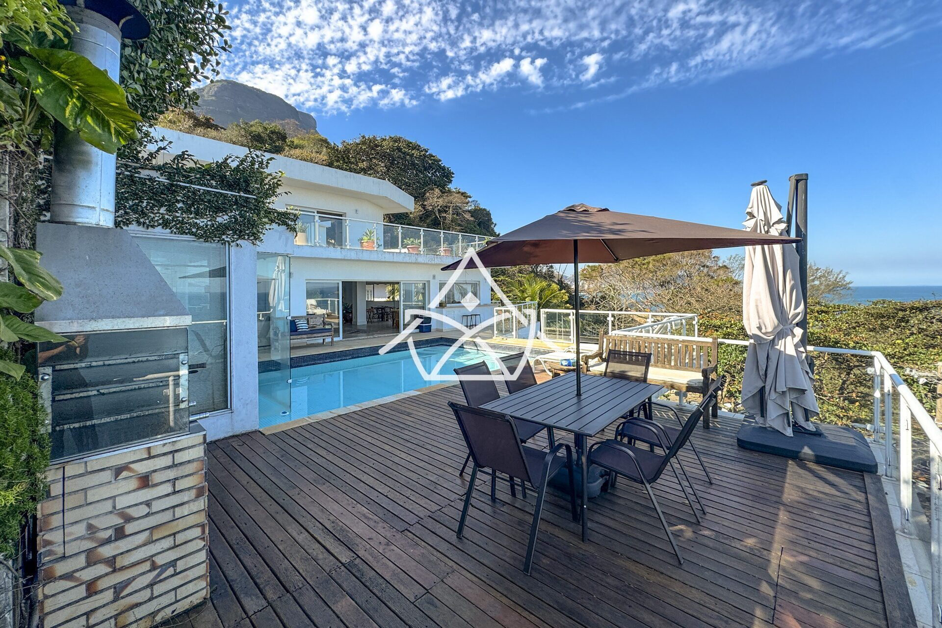 Casa à Venda no Joá com 4 Suítes, Piscina e Sauna