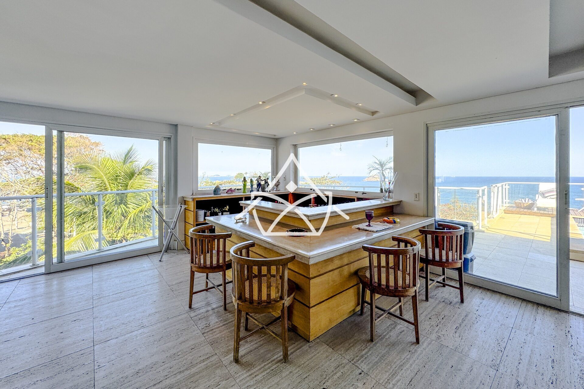 Casa à Venda no Joá com 4 Suítes, Piscina e Sauna