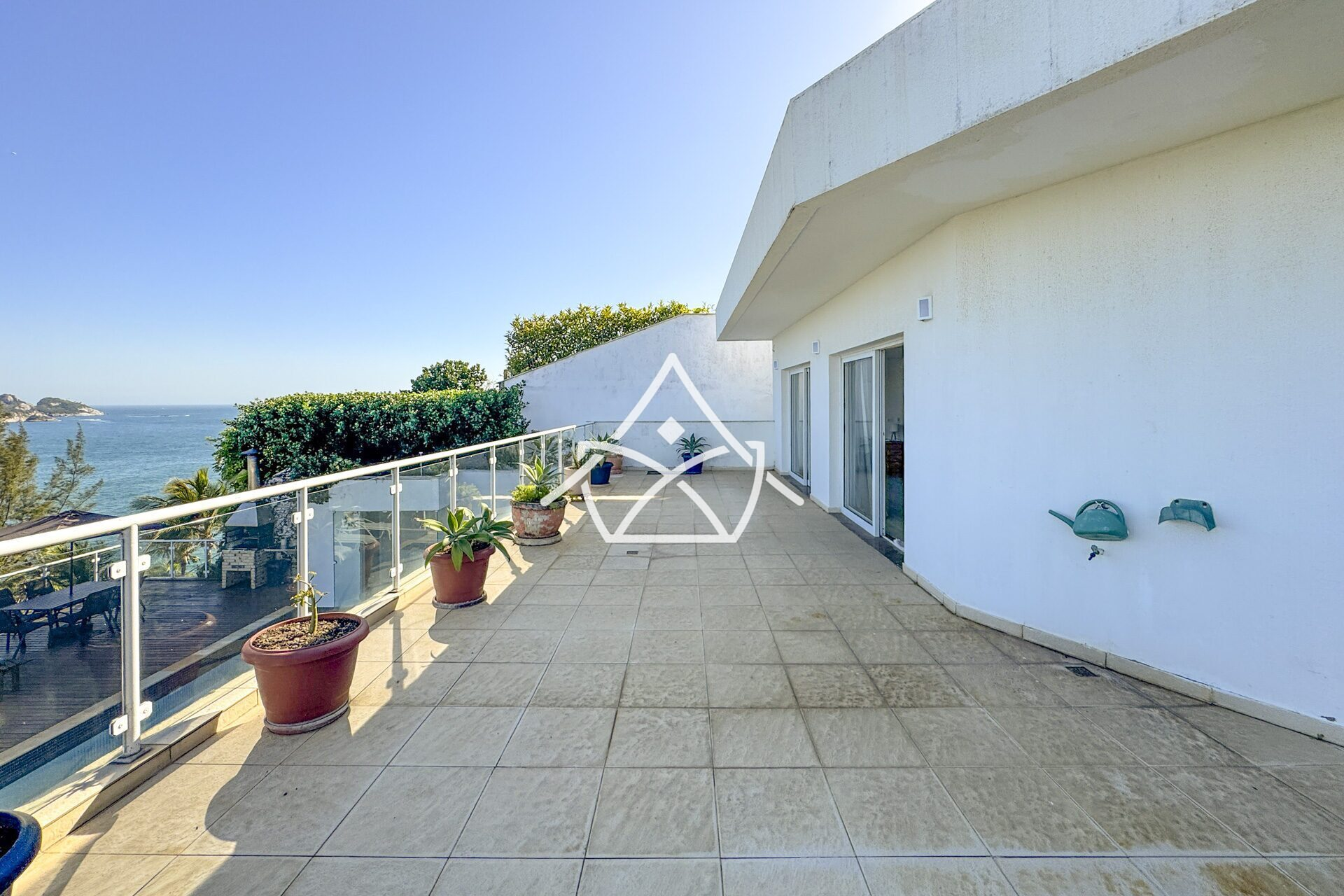 Casa à Venda no Joá com 4 Suítes, Piscina e Sauna