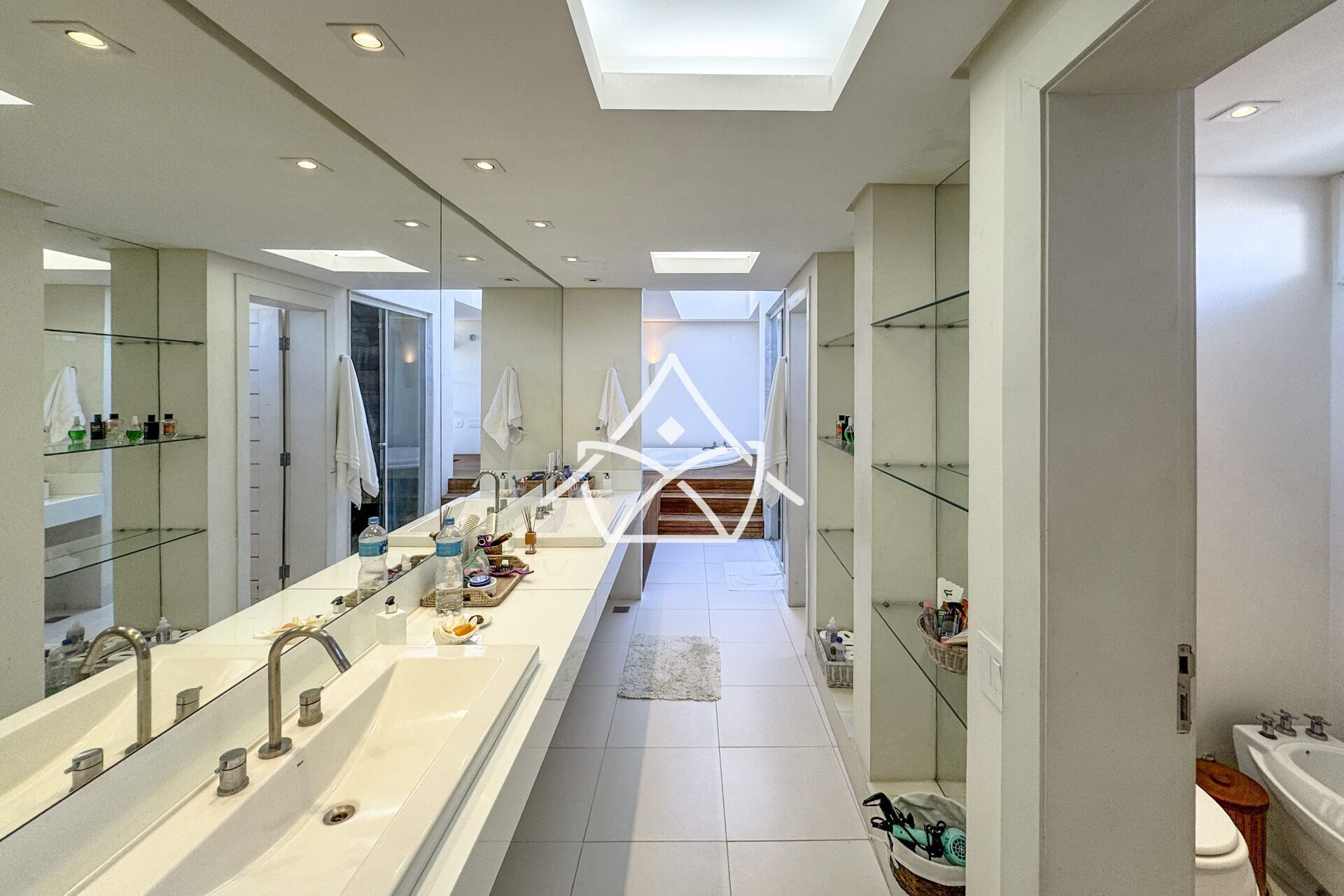 Casa à Venda no Joá com 4 Suítes, Piscina e Sauna