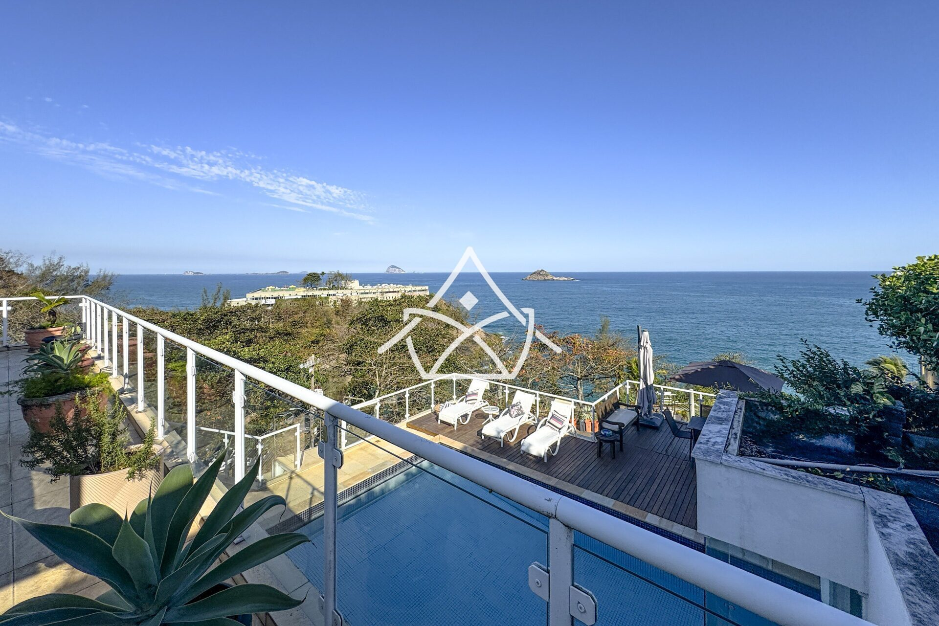 Casa à Venda no Joá com 4 Suítes, Piscina e Sauna