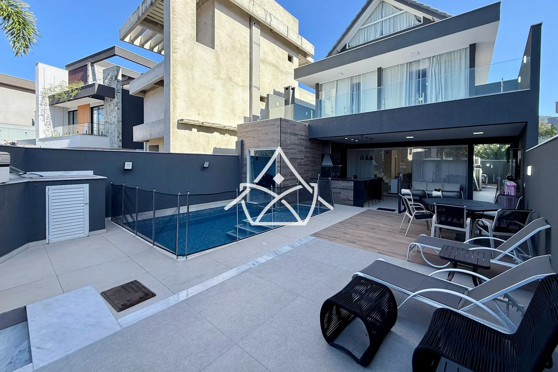 Casa Triplex à Venda no Riviera Del Sol no Recreio dos Bandeirantes.