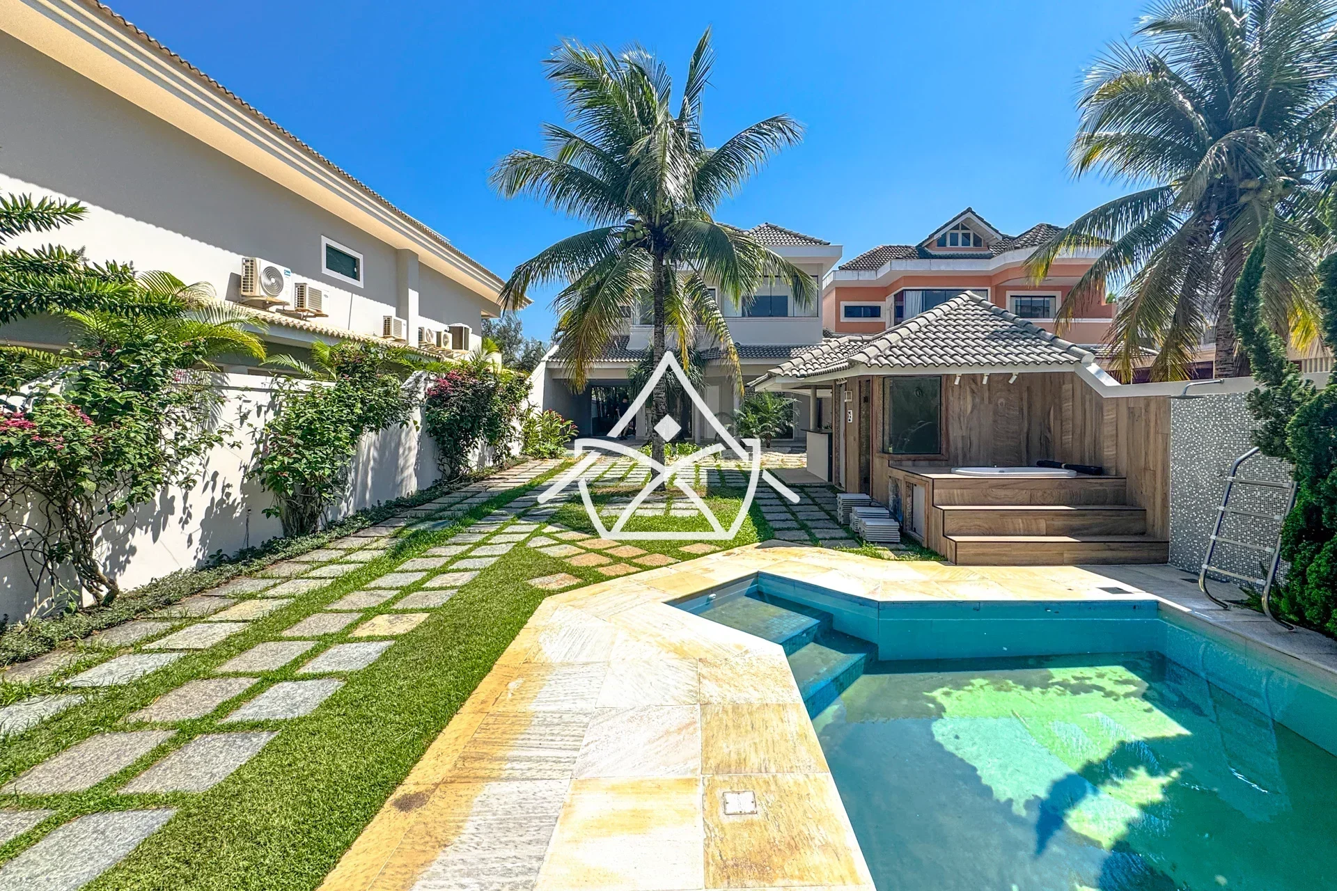 Casa à Venda com 4 Suítes na Barra da Tijuca