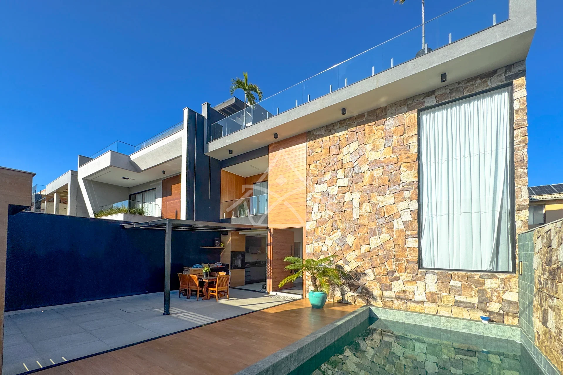 Casa com 21 Placas Solares Fotovoltaicas no Recreio dos Bandeirantes