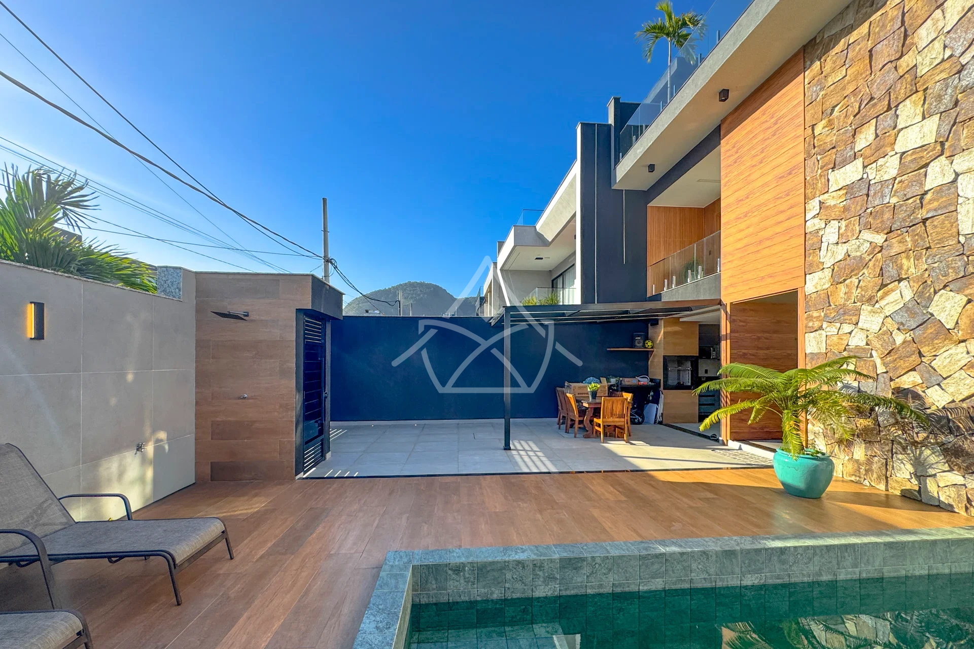 Casa com 21 Placas Solares Fotovoltaicas no Recreio dos Bandeirantes
