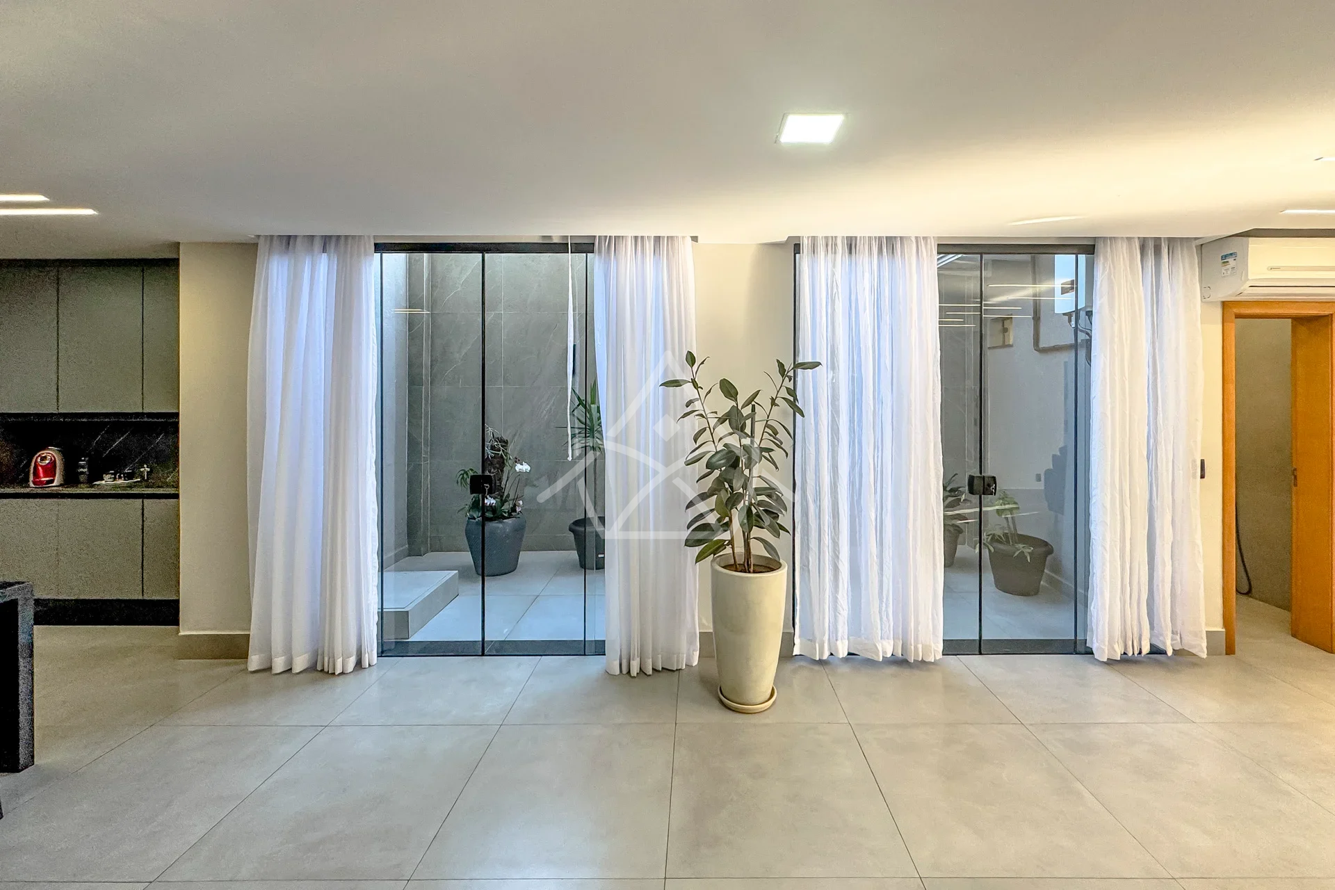 Casa com 21 Placas Solares Fotovoltaicas no Recreio dos Bandeirantes
