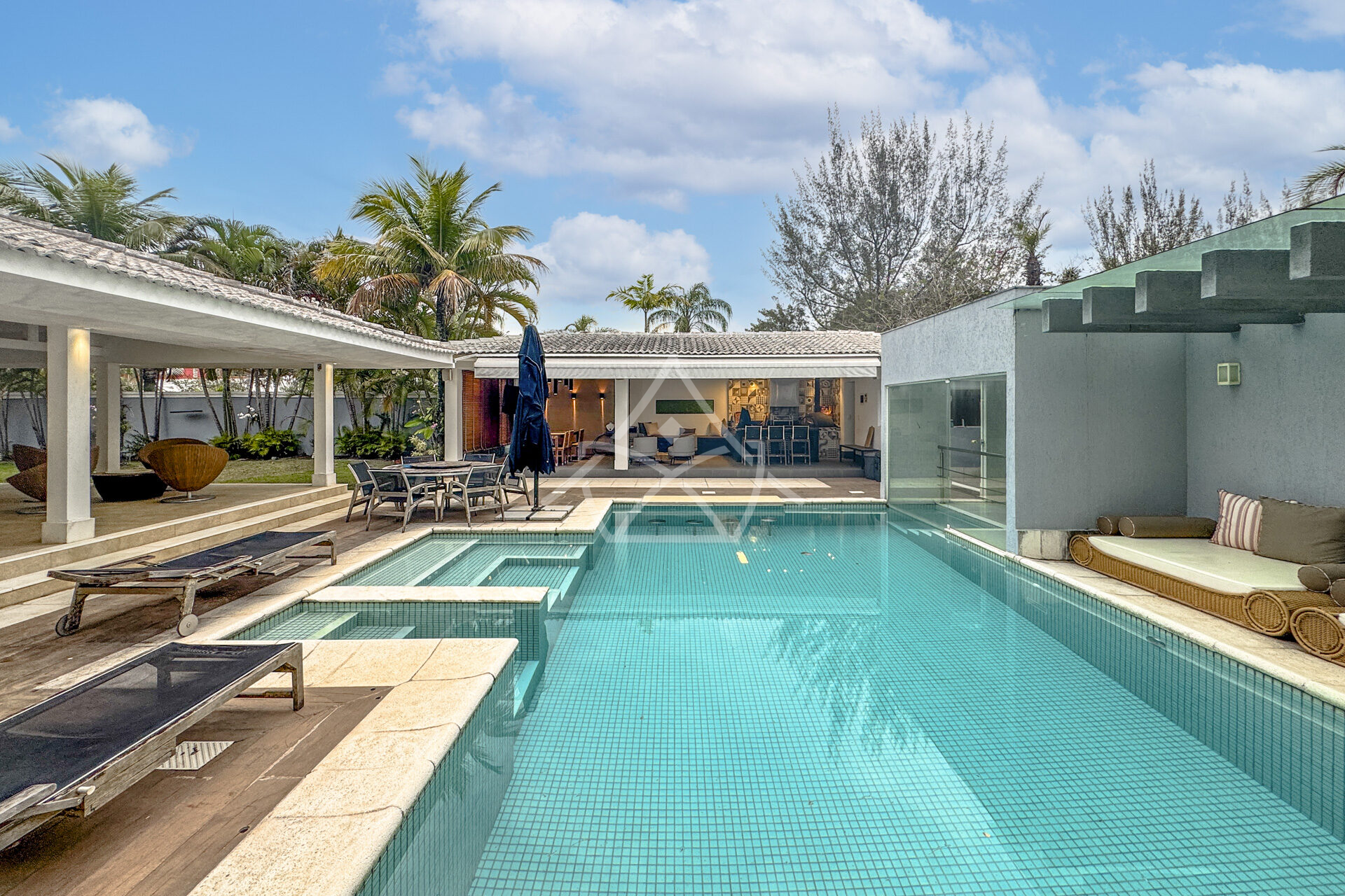 Casa à Venda com 3 Andares na Barra da Tijuca