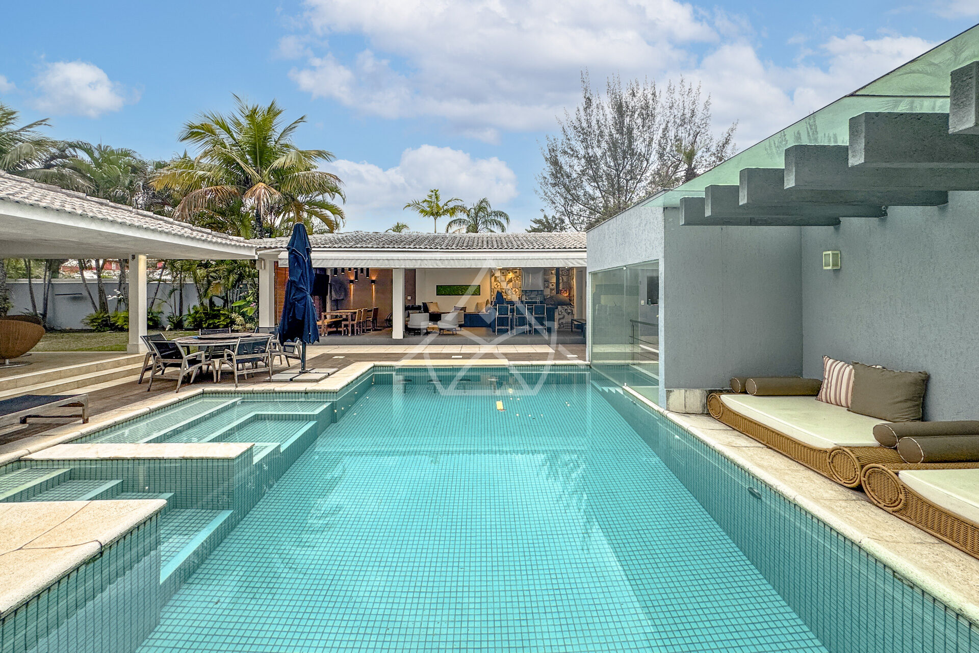 Casa à Venda com 3 Andares na Barra da Tijuca