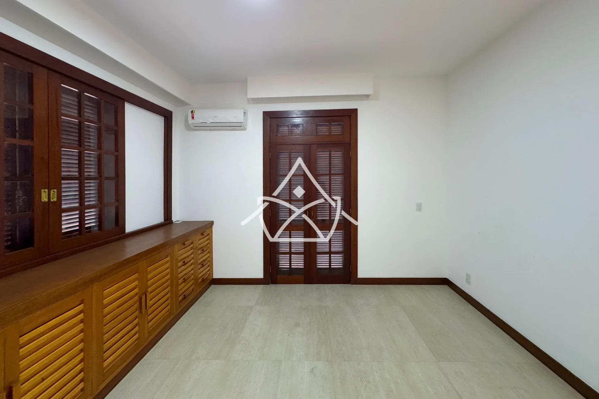 Mansão com Subsolo e Academia na Barra da Tijuca