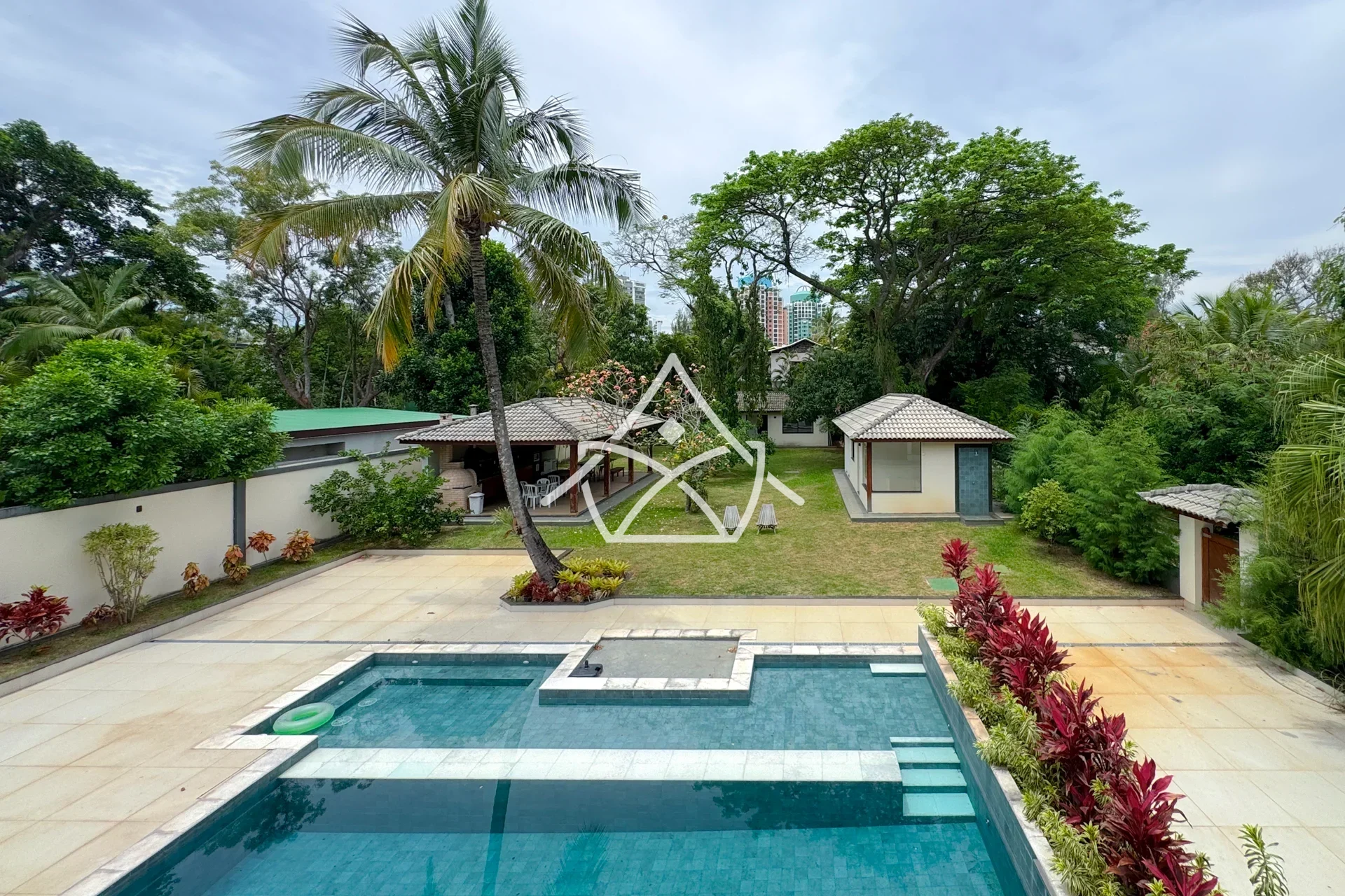Mansão com Subsolo e Academia na Barra da Tijuca