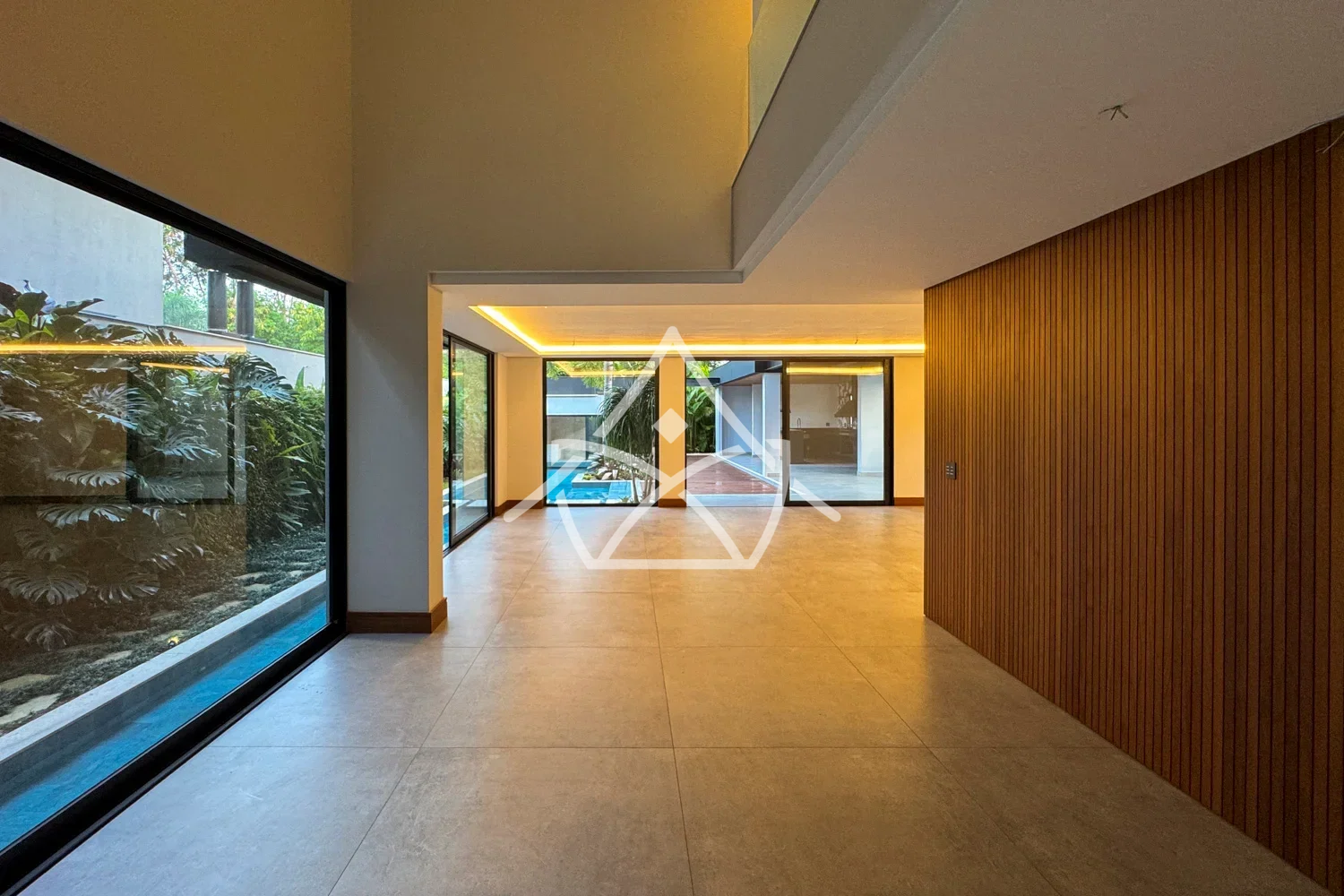 Casa com Subsolo e Vista Arborizada no Alphaville
