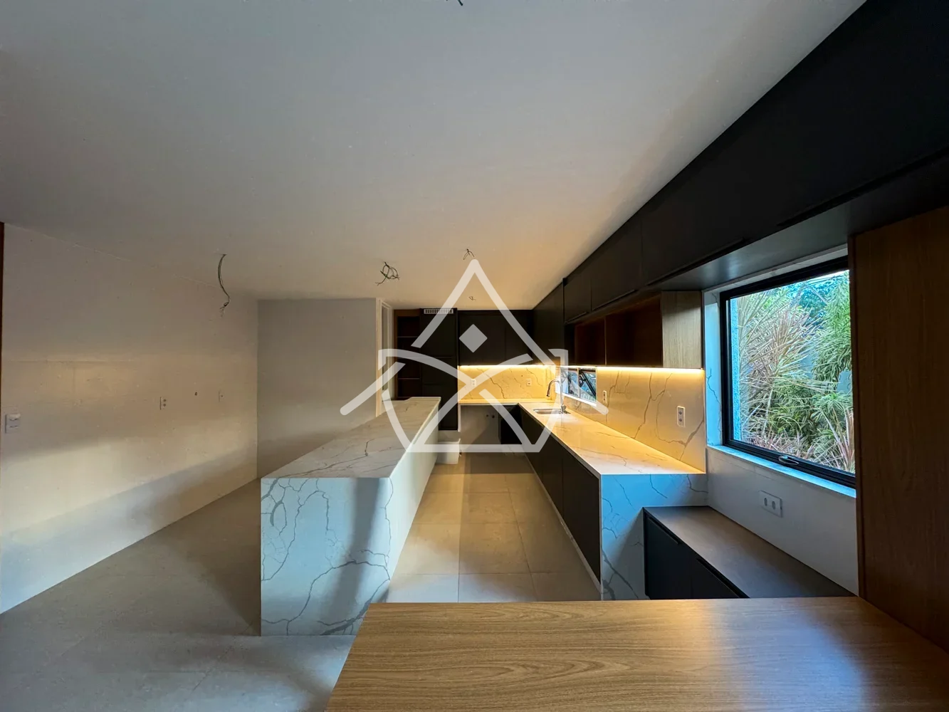 Casa com Subsolo e Vista Arborizada no Alphaville