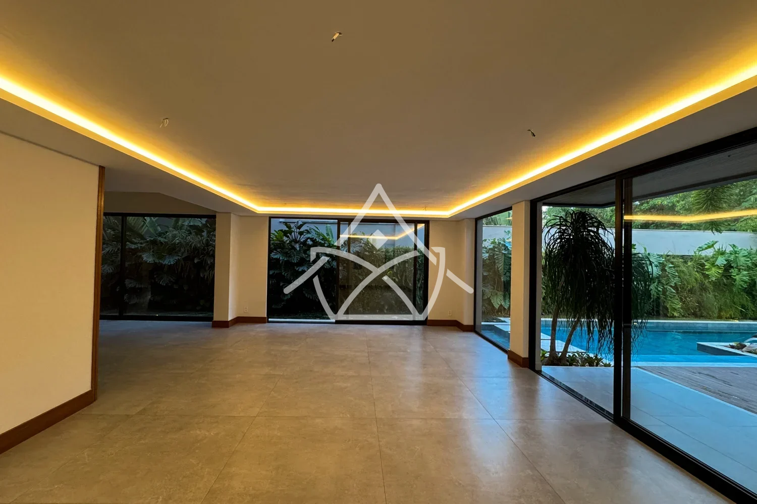 Casa com Subsolo e Vista Arborizada no Alphaville