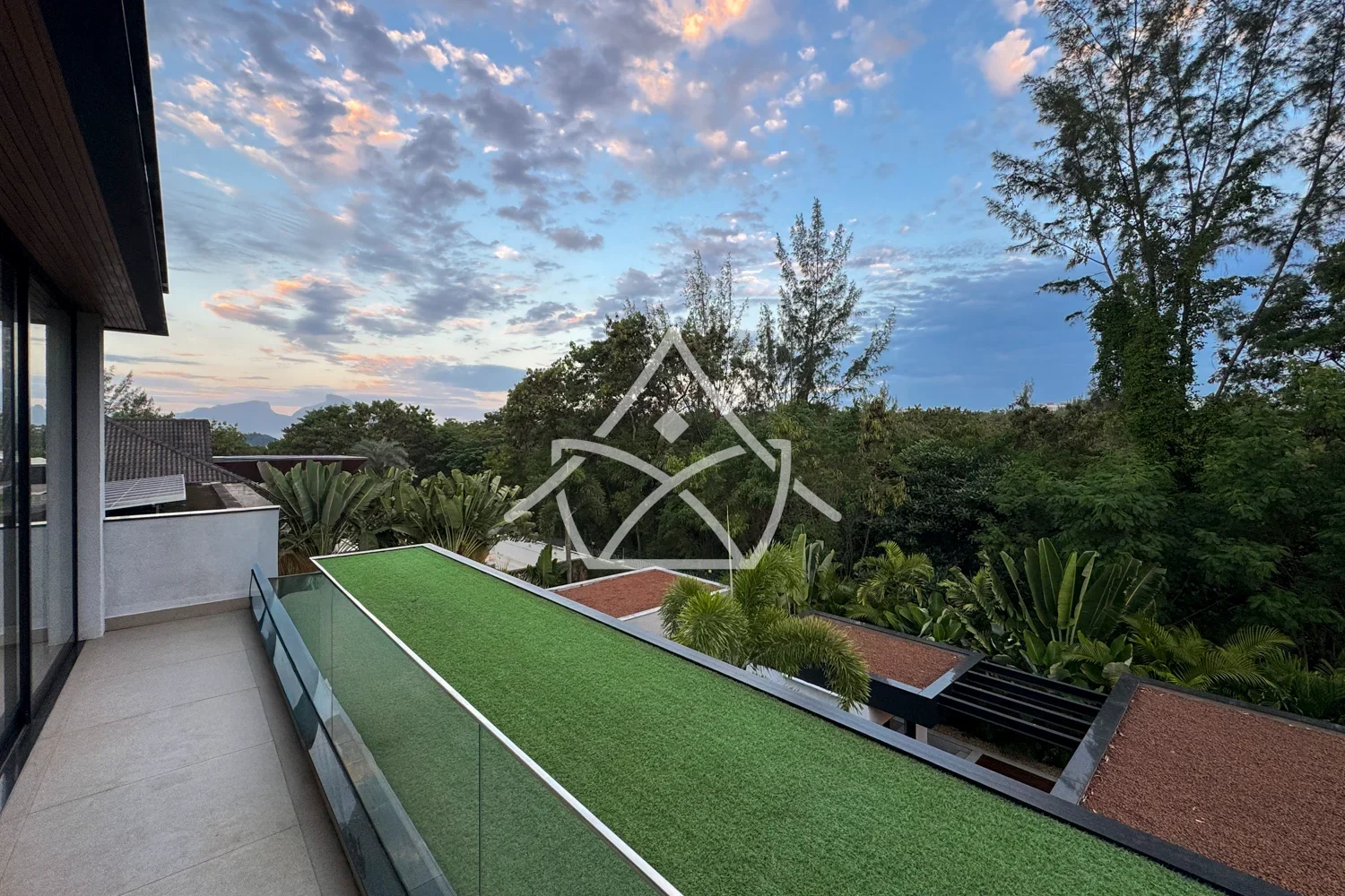 Casa com Subsolo e Vista Arborizada no Alphaville