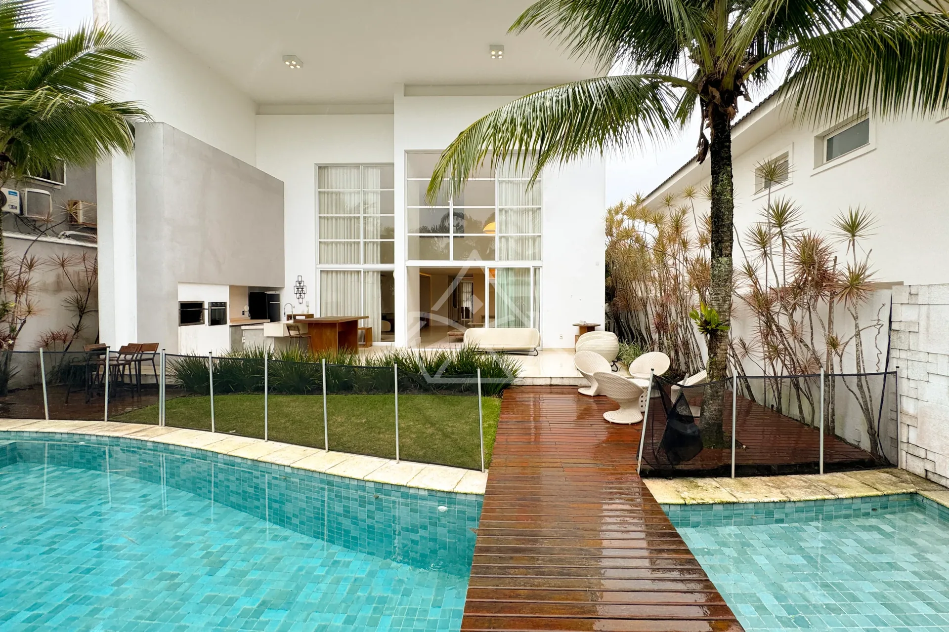 Casa Duplex à Venda com 4 Suítes