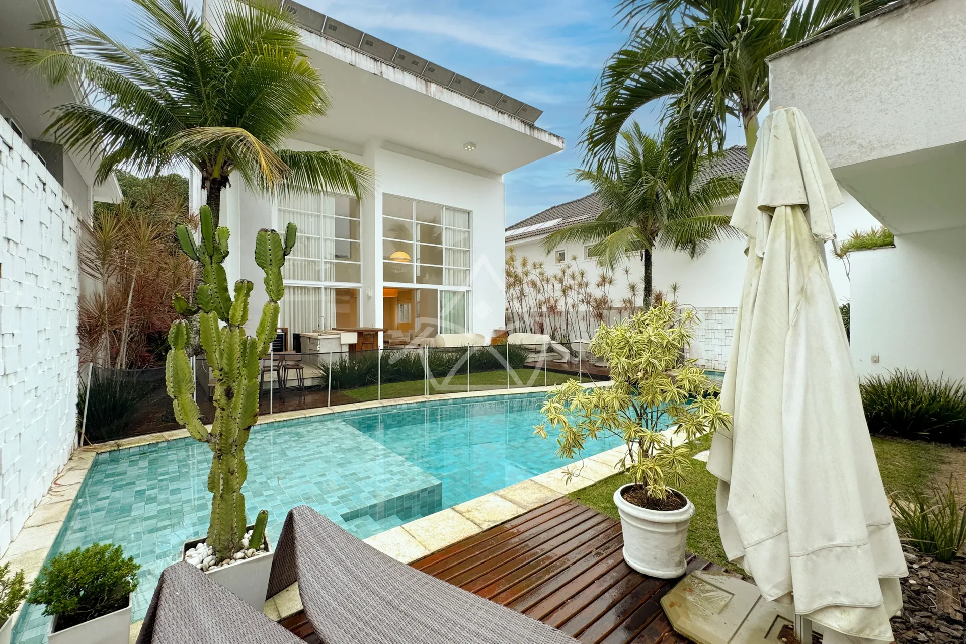Casa Duplex à Venda com 4 Suítes