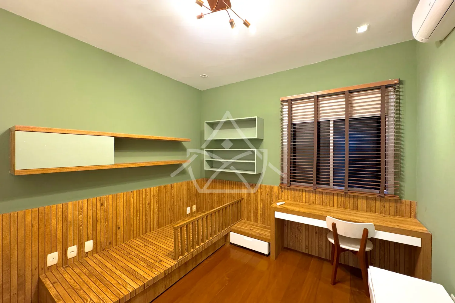 Casa Duplex à Venda com 4 Suítes