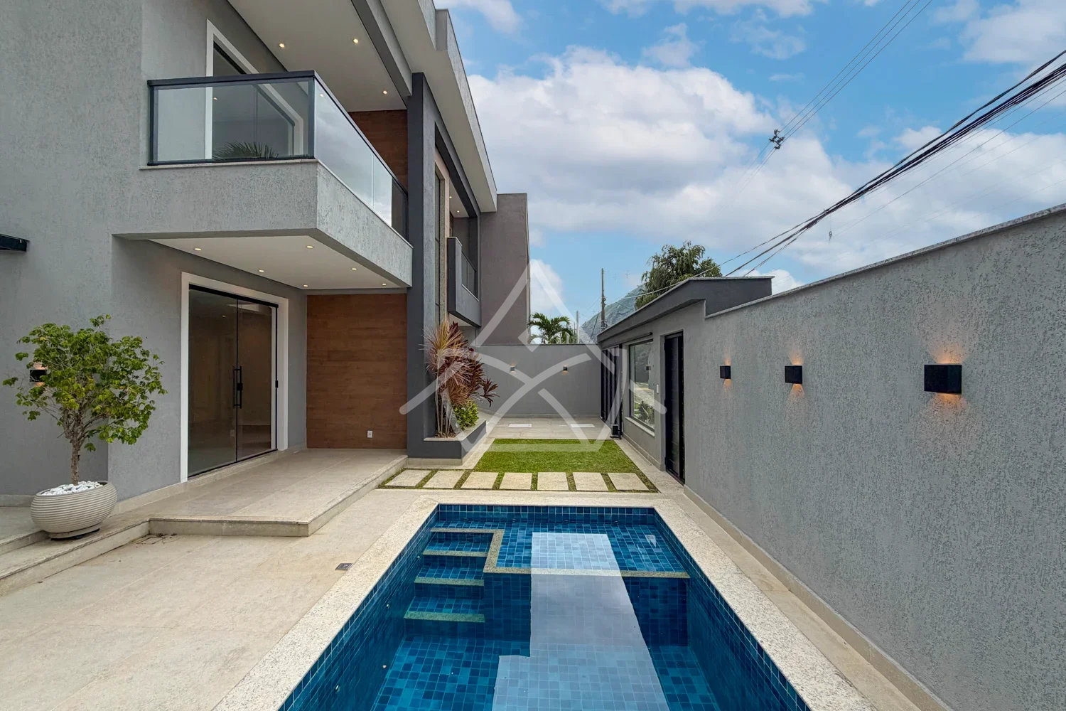 Casa com 4 Suítes e Área de Lazer em Vargem Pequena RJ