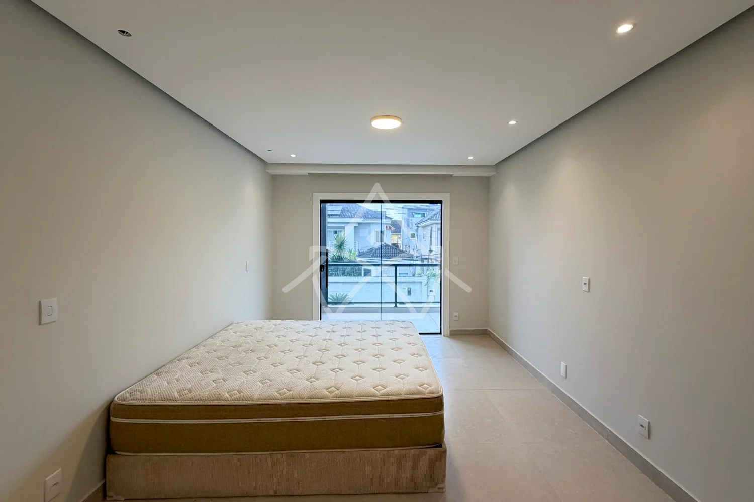 Casa com 4 Suítes e Área de Lazer em Vargem Pequena RJ