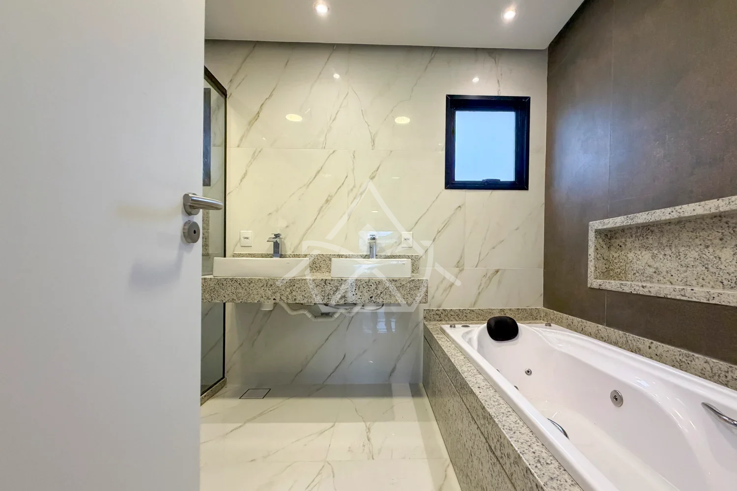 Casa com 4 Suítes e Área de Lazer em Vargem Pequena RJ