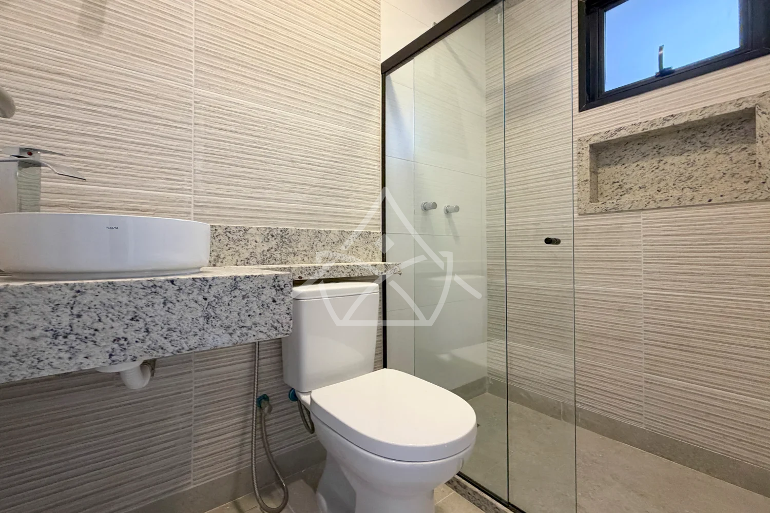 Casa com 4 Suítes e Área de Lazer em Vargem Pequena RJ