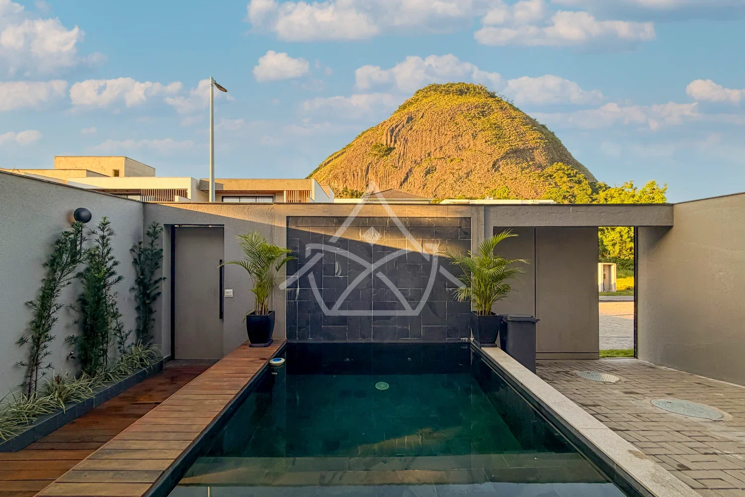 Casa triplex contemporânea porteira fechada em Vargem Pequena