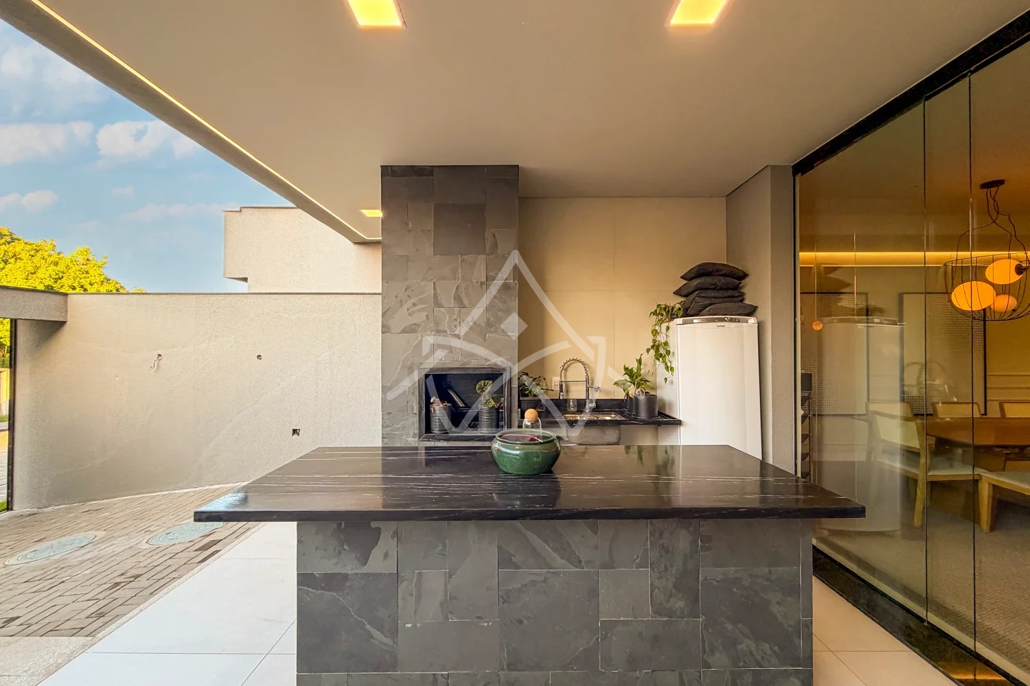 Casa triplex contemporânea porteira fechada em Vargem Pequena