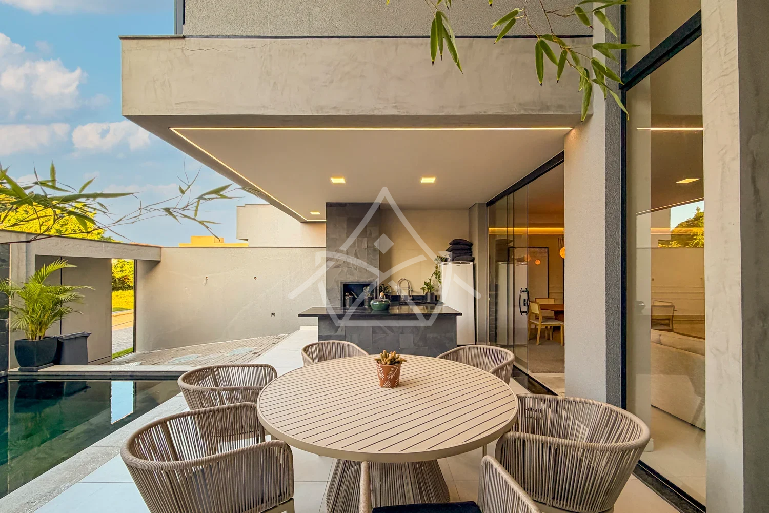 Casa triplex contemporânea porteira fechada em Vargem Pequena