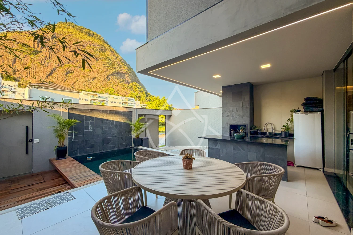 Casa triplex contemporânea porteira fechada em Vargem Pequena