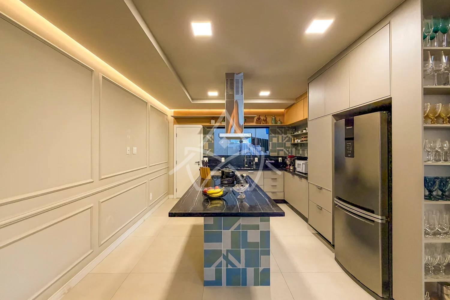 Casa triplex contemporânea porteira fechada em Vargem Pequena