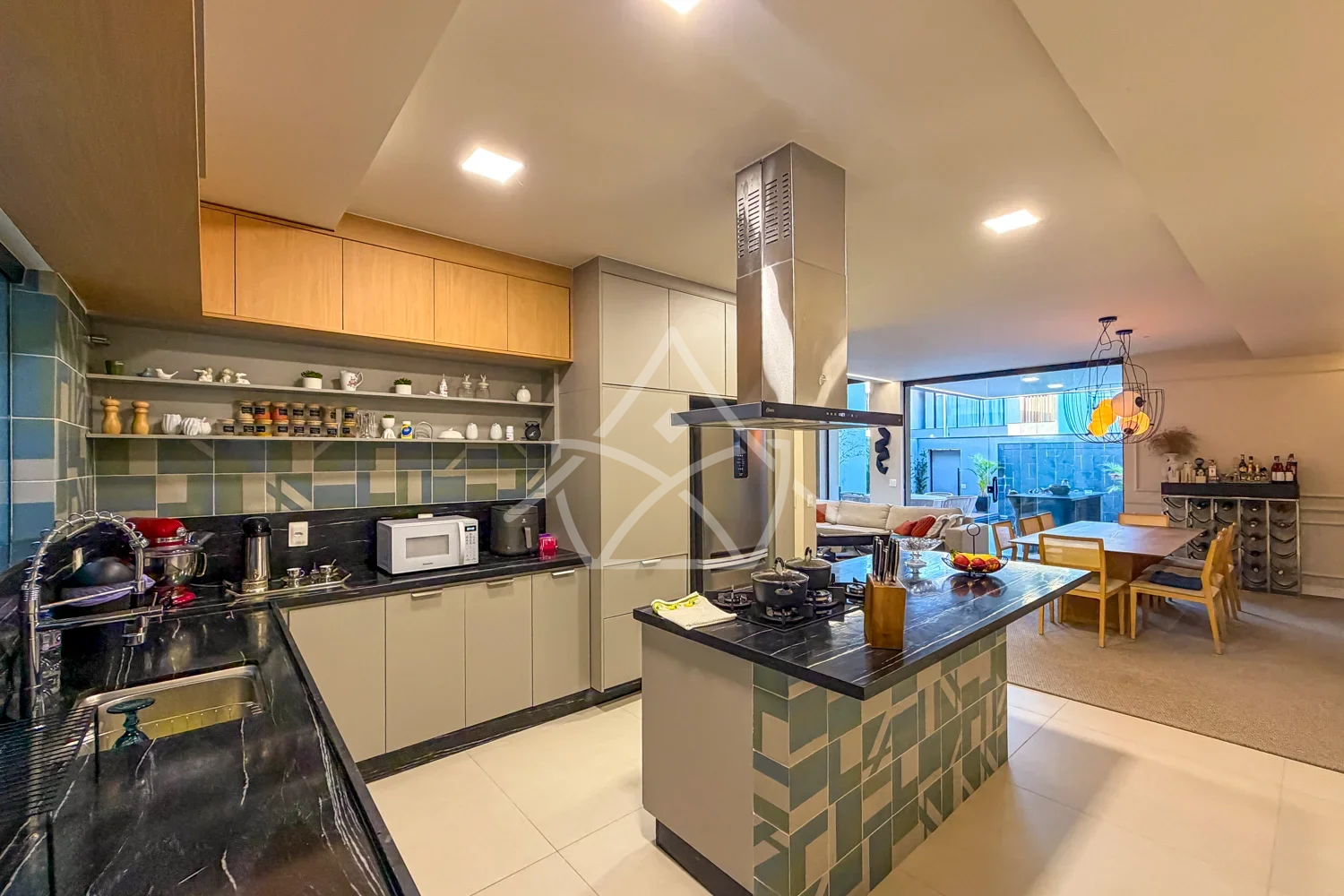 Casa triplex contemporânea porteira fechada em Vargem Pequena