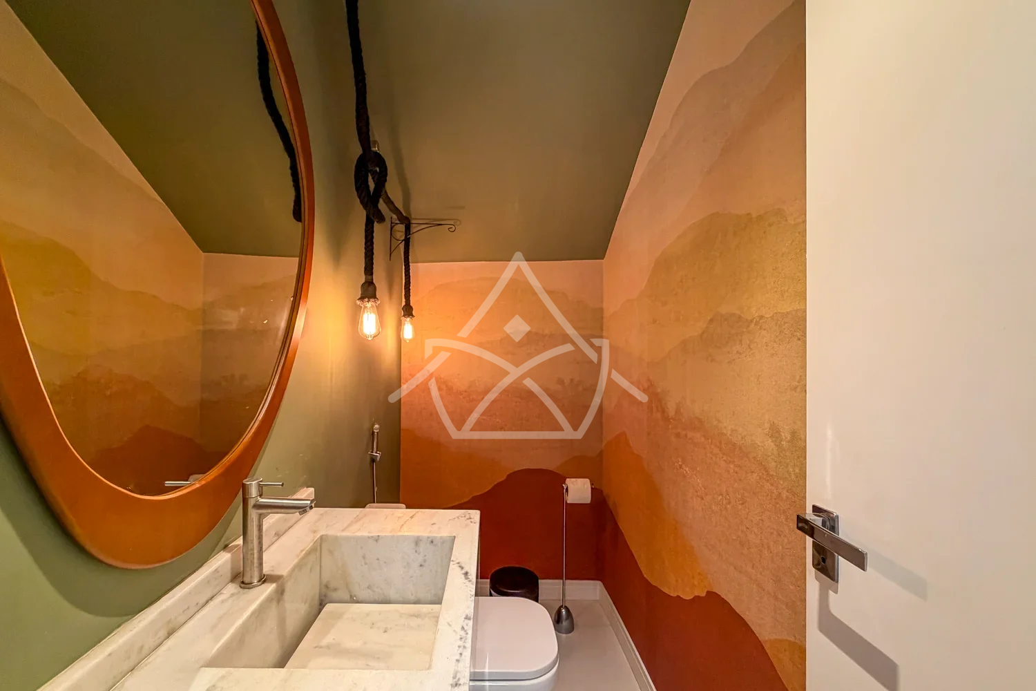 Casa triplex contemporânea porteira fechada em Vargem Pequena