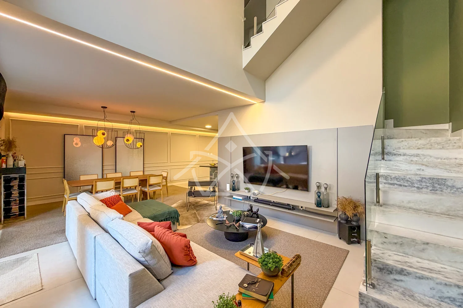 Casa triplex contemporânea porteira fechada em Vargem Pequena