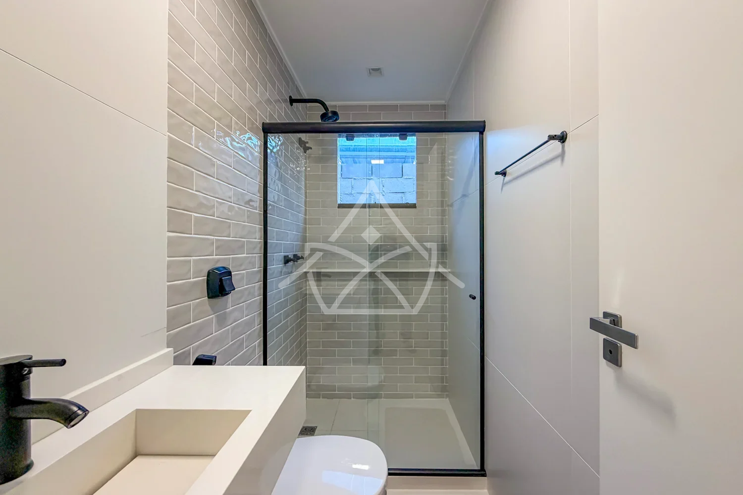 Casa triplex contemporânea porteira fechada em Vargem Pequena
