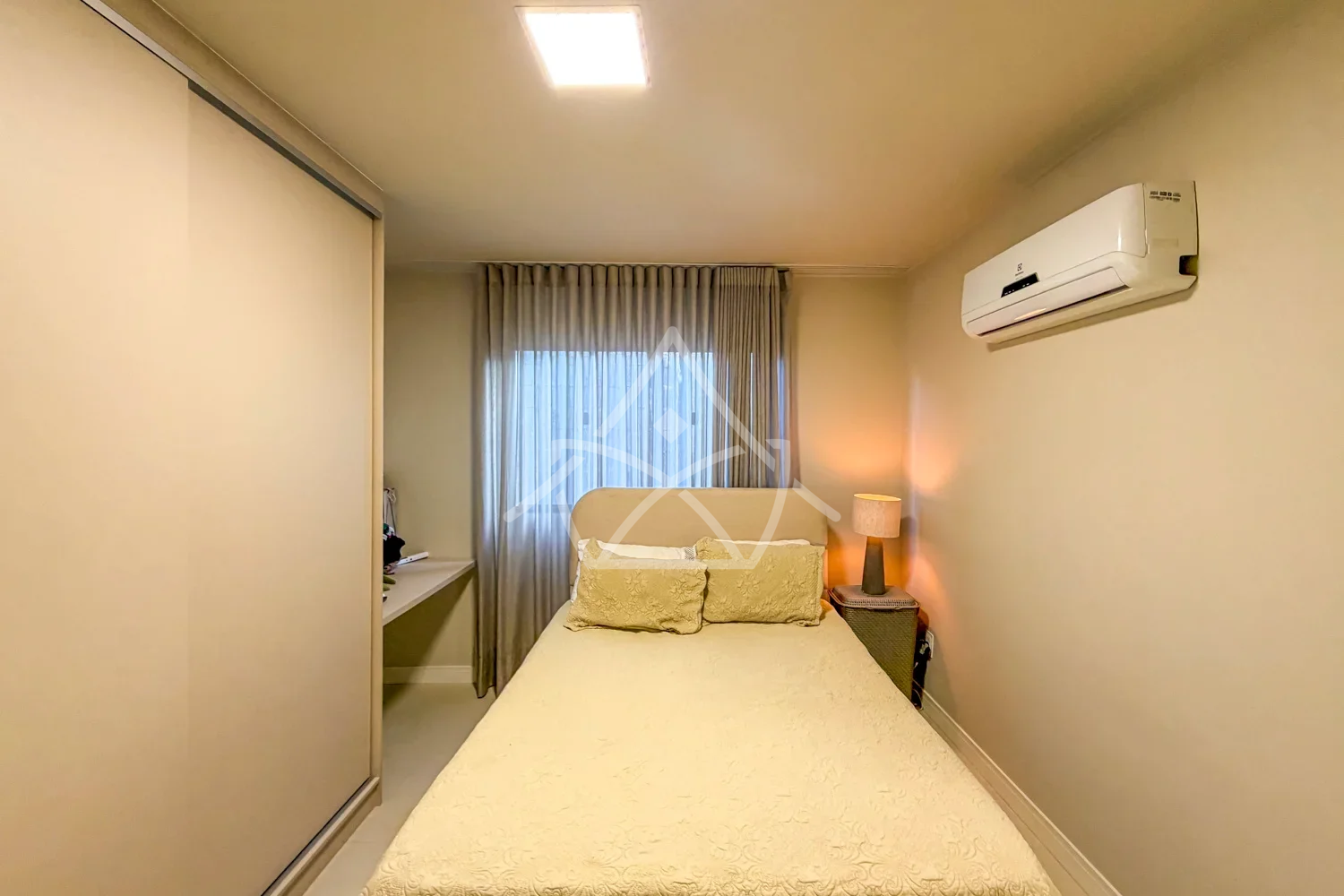 Casa triplex contemporânea porteira fechada em Vargem Pequena